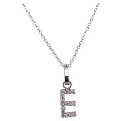 Pendentif initial « E » serti sur chaîne en or blanc 9 carats et diamants 0,16 carat