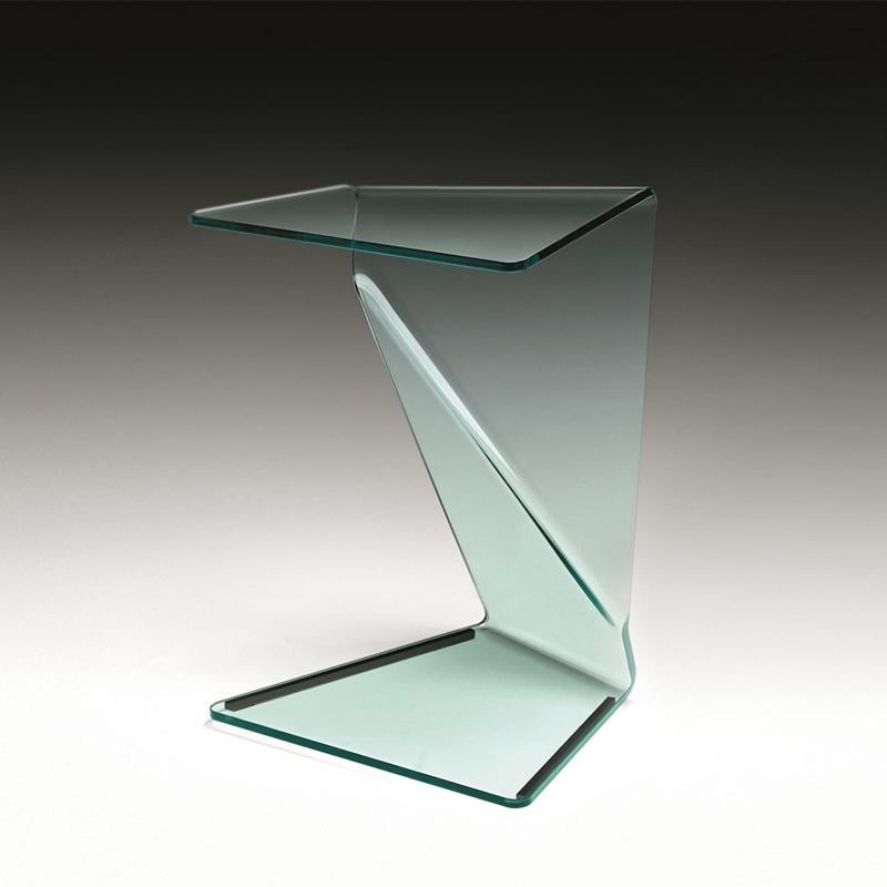 Side table initial casted in one slab of curved 
clear glass, 12 mm thickness. 
Also available in black glass finish in 10 mm thickness.
2 sizes available: L 46 x D 46 x H 55cm or in L 46 x D 46 x H 65 cm.