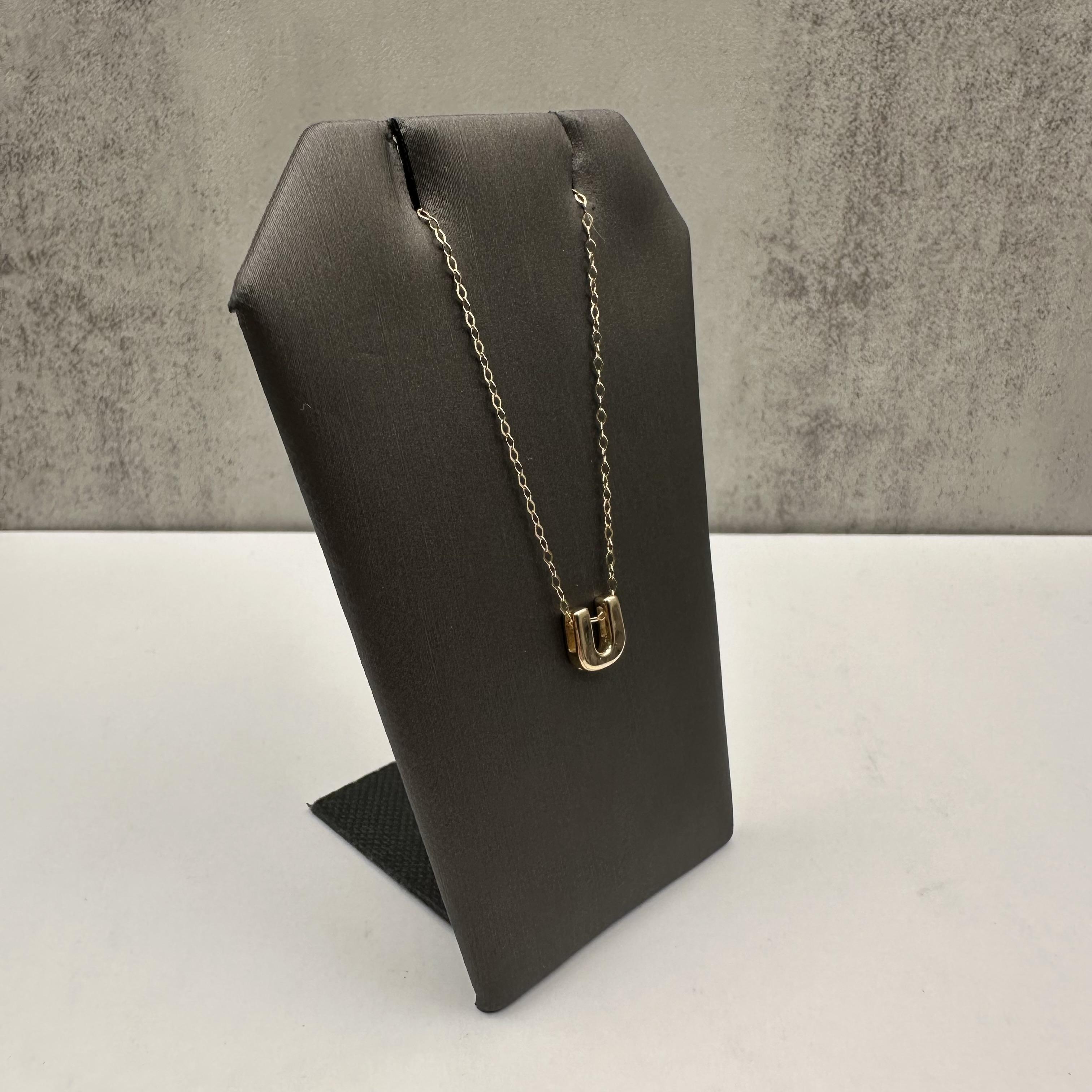 Cet élégant collier de l'initiale 
