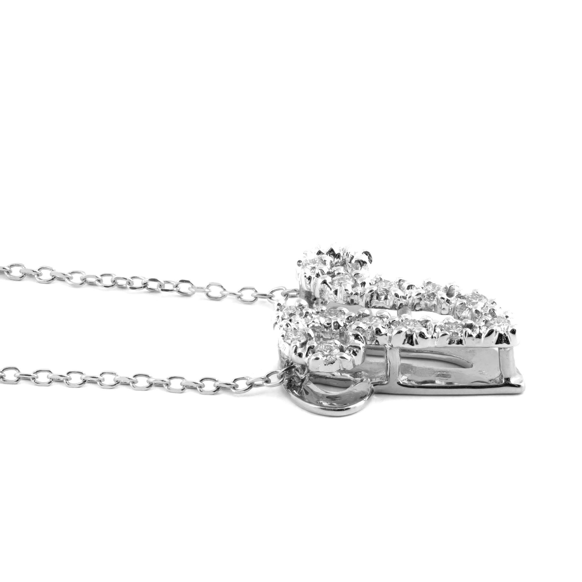 Taille brillant Pendentif « V » initial avec pierres de diamant 0,13 carat en or blanc 14 carats, chaîne de 18 pouces en vente