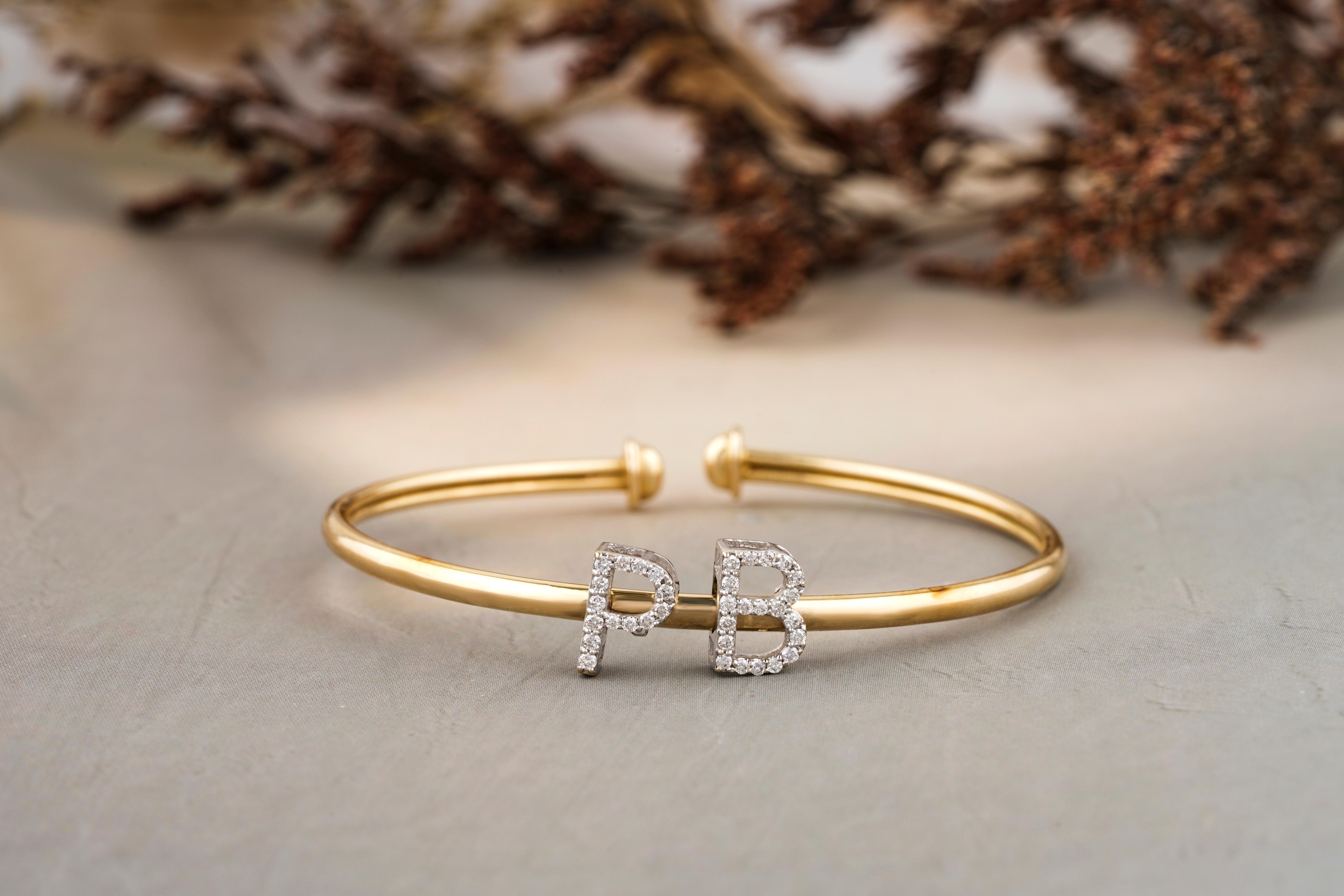 Brazalete abierto con iniciales de diamantes en oro macizo de 14 quilates (certificado) Corte redondo en venta