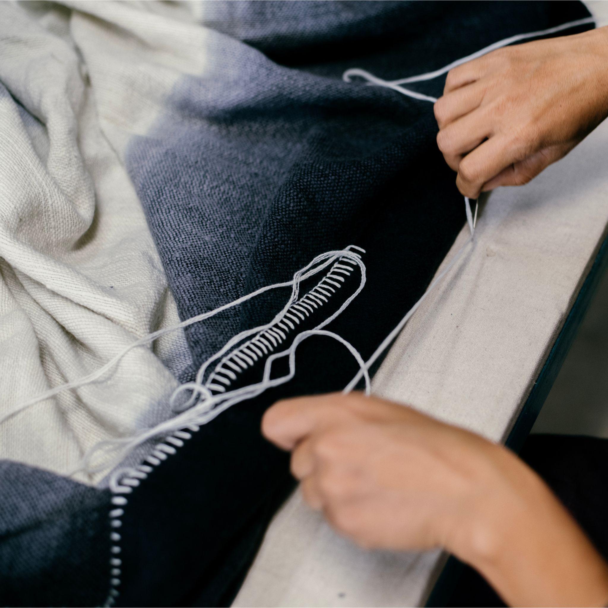 Ink Black White Ombre Textured Throw in Merino filato a mano e orlo cucito a mano in vendita 4