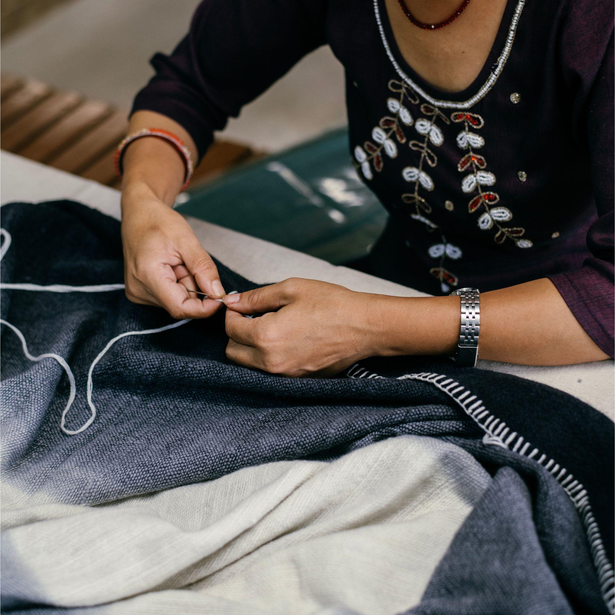 Ink Black White Ombre Textured Throw in Merino filato a mano e orlo cucito a mano in vendita 5