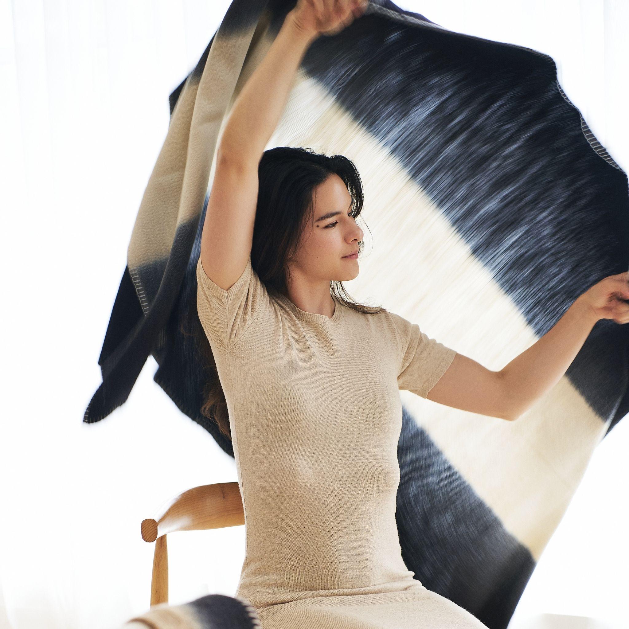 Moderno Ink Black White Ombre Textured Throw in Merino filato a mano e orlo cucito a mano in vendita