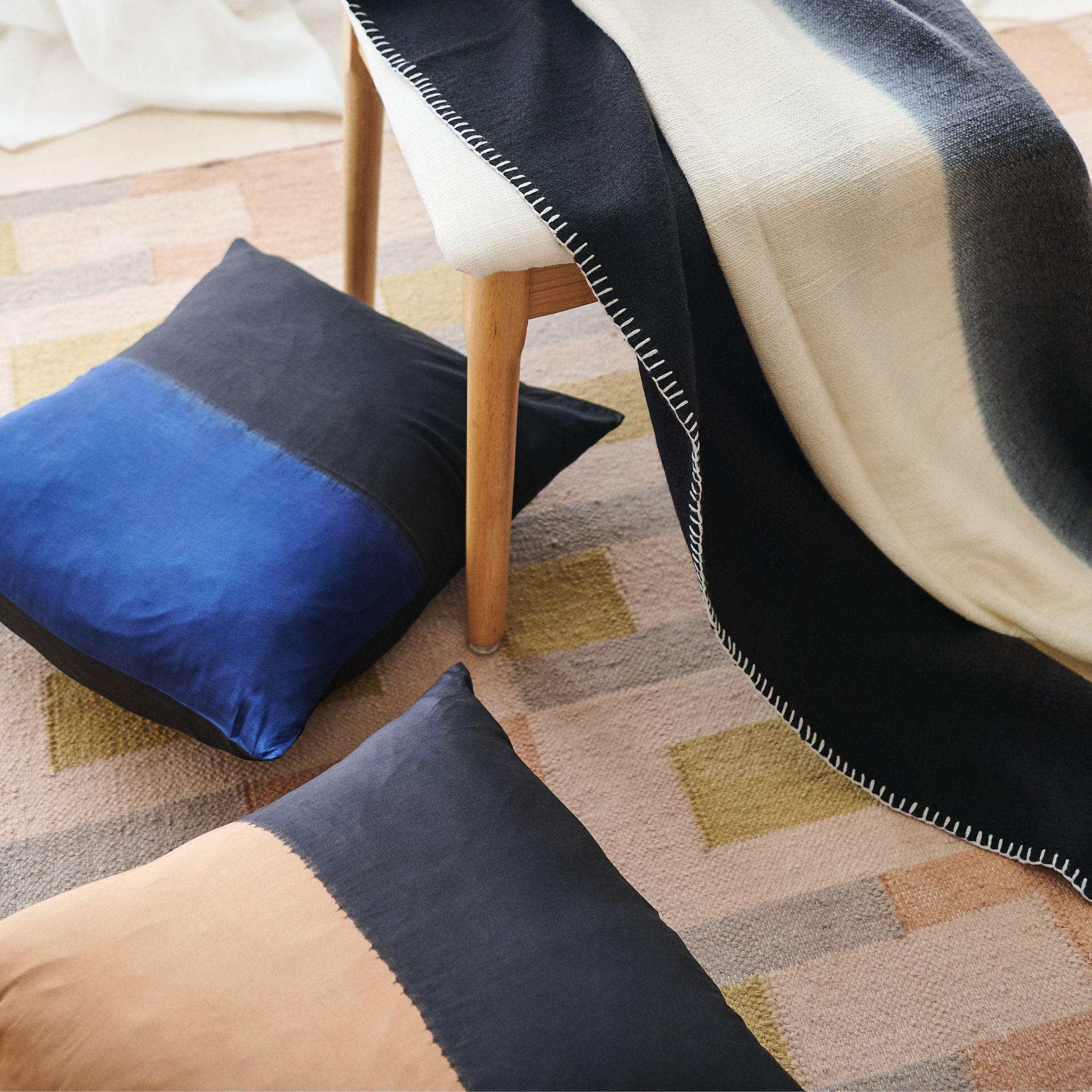 Nepalese Ink Black White Ombre Textured Throw in Merino filato a mano e orlo cucito a mano in vendita