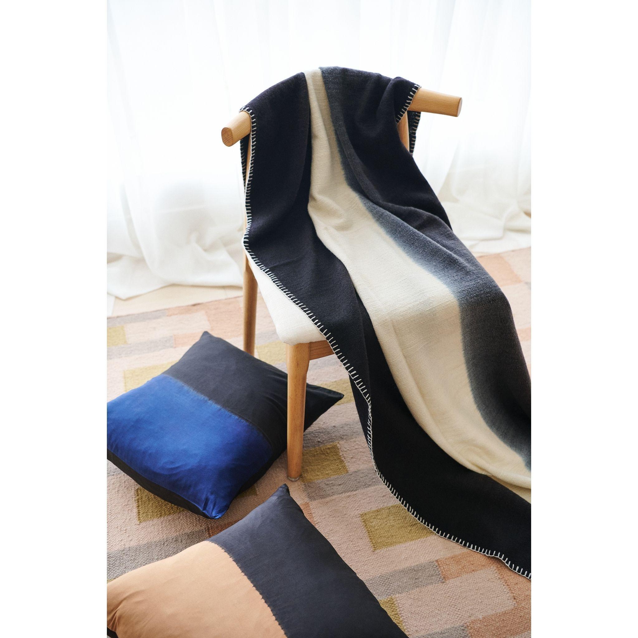 Tessuto a mano Ink Black White Ombre Textured Throw in Merino filato a mano e orlo cucito a mano in vendita
