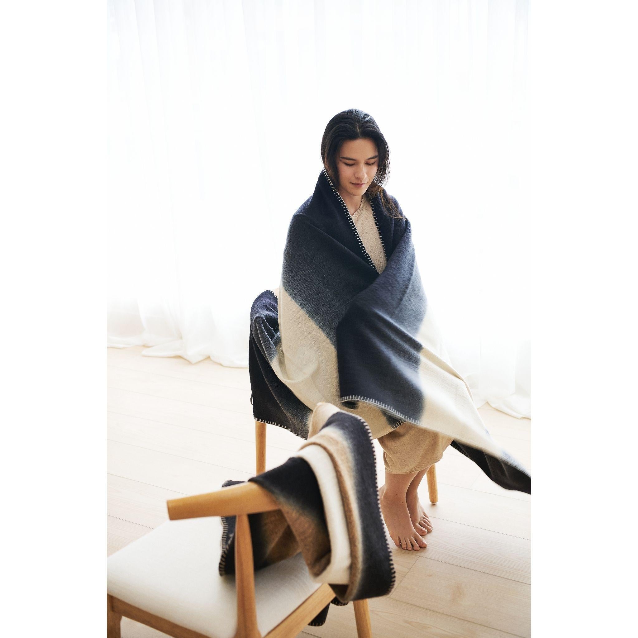 XXI secolo e contemporaneo Ink Black White Ombre Textured Throw in Merino filato a mano e orlo cucito a mano in vendita