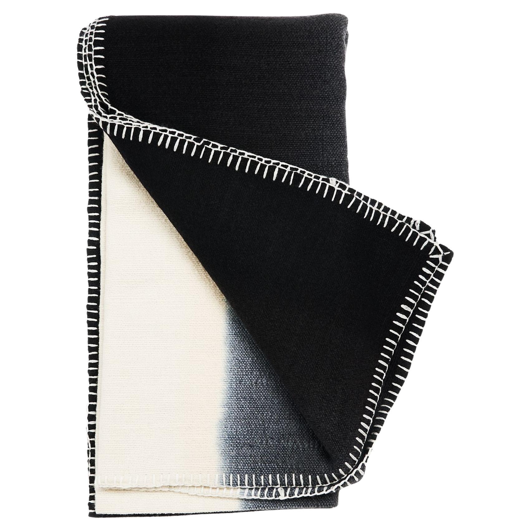 Ink Black White Ombre Textured Throw in Merino filato a mano e orlo cucito a mano