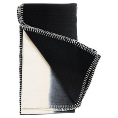 Ink Black White Ombre Textured Throw in Merino filato a mano e orlo cucito a mano