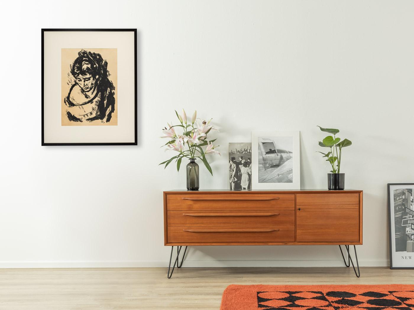 Signed ink drawing of a woman in black and white. Ready to hang, framed with a passepartout in a real wood picture frame in black behind anti-reflective acrylic glass.

Size without frame: W 43 cm x H 59 cm.