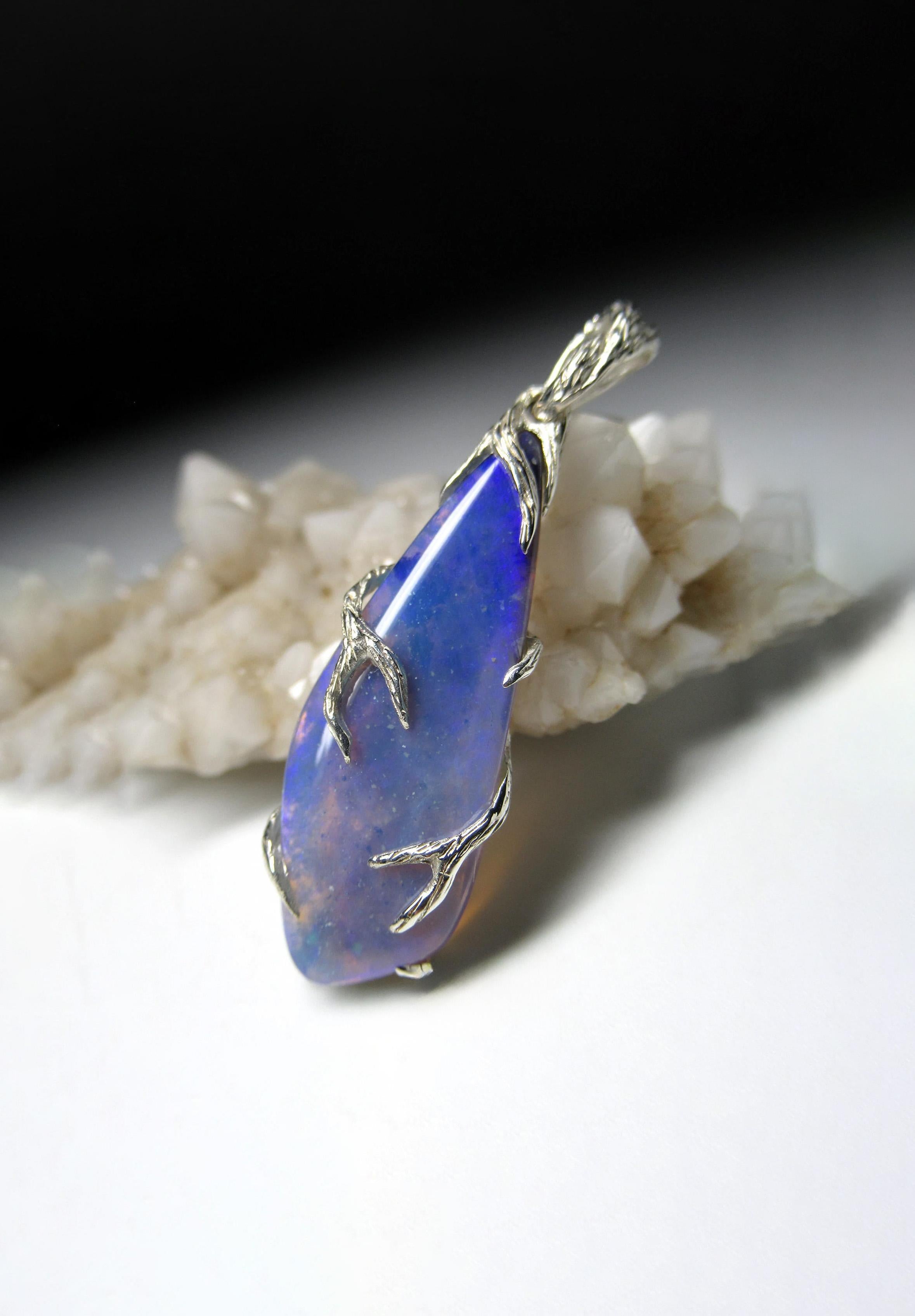 Ciondolo in argento con Opale nero naturale 
origine della gemma - Australia
Le dimensioni della gemma sono 0,12 x 0,43 x 1,26 in / 3 x 11 x 32 mm
Peso della pietra - 9.9 carati
lunghezza del ciondolo - 1,61 in / 41 mm
Peso del ciondolo - 4,06 grammi