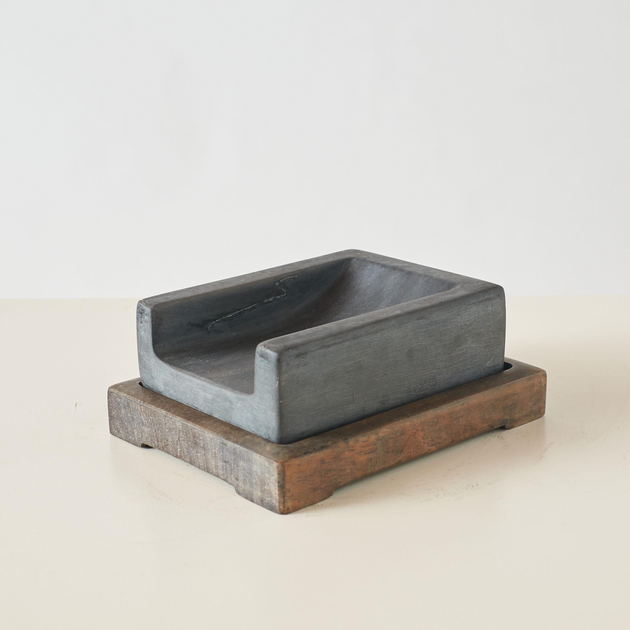 Piedra de tinta con base de madera

Una piedra de tinta china rectangular apoyada en una base de madera encajada. Tradicionalmente utilizada en la caligrafía y la pintura chinas, la superficie poco profunda está diseñada para moler los palillos de