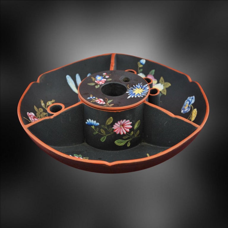 Ink Well with Chinese Flowers decoration, Wedgwood, circa 1820 For Sale