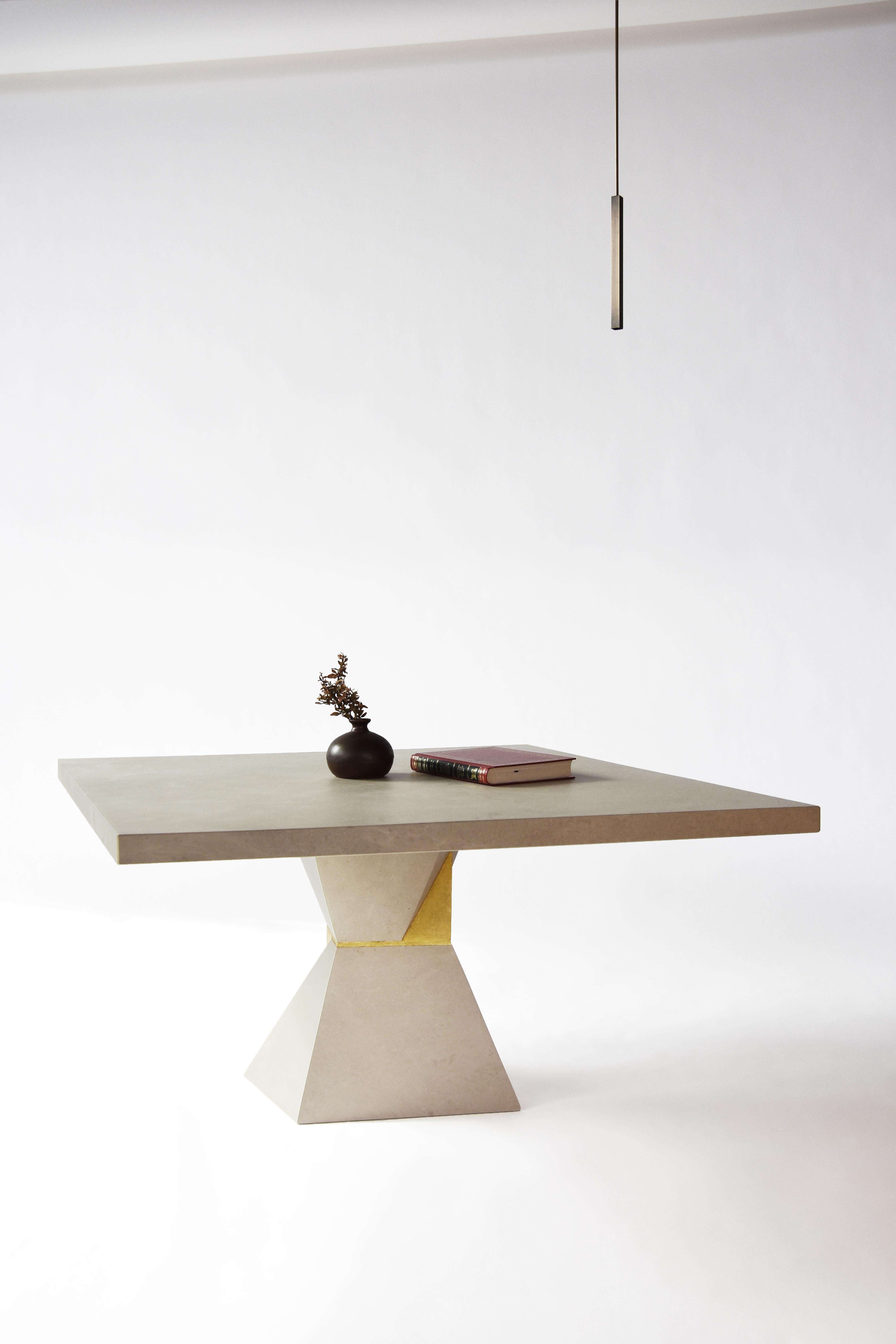 Table Inka d'Eichkorn
Dimensions : D160 x H74 cm
Matériaux : pierre calcaire, feuilles d'or.
Disponible en format table basse ou table de salle à manger.

Une pierre calcaire, Ocean Beige, dont la surface a été travaillée à la main à partir de la