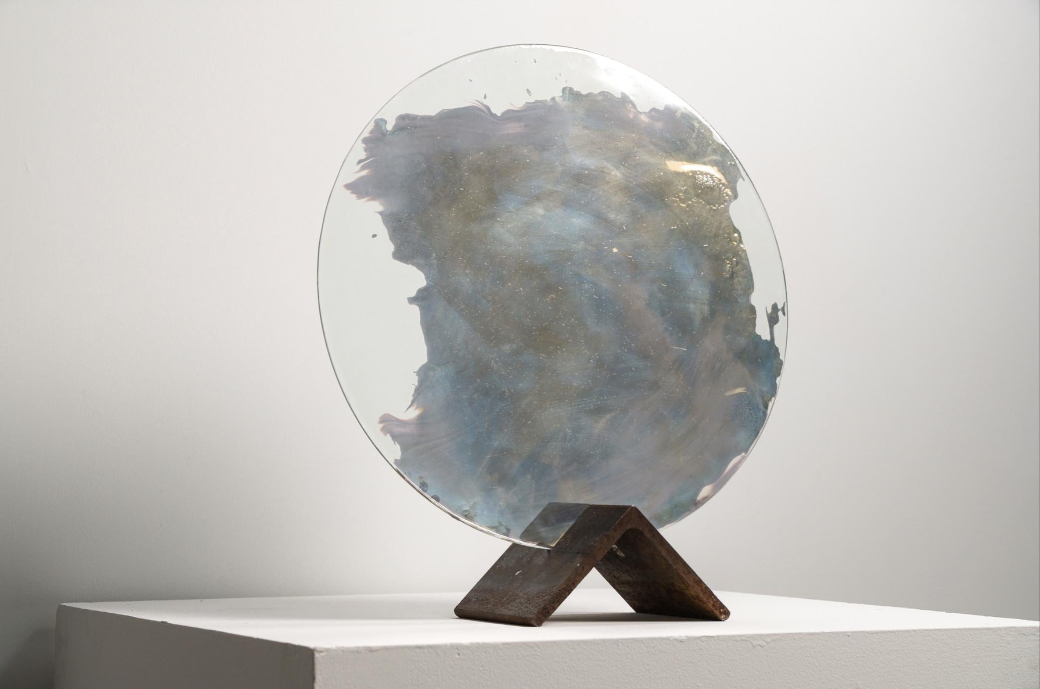 Cimone Kind Berman juega con la luz, el reflejo y la transparencia, creando obras que son una fusión de artesanía consagrada y alquimia transformadora. Cada espejo cuenta una historia única, en la que se mezclan la historia, la artesanía y la visión