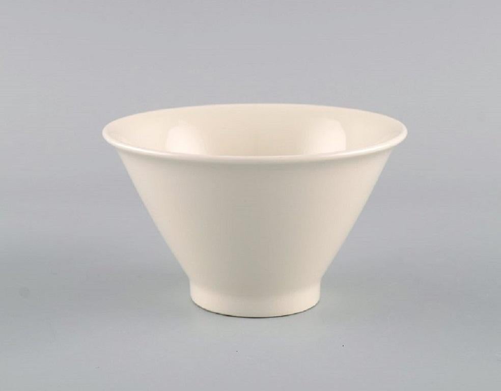 Inkeri Leivo (1944-2010) for Arabia. 
Eight Harlequin bowls in cream-colored porcelain. 1970s.
Measures: 11.5 x 6.5 cm.
In excellent condition.
Stamped.