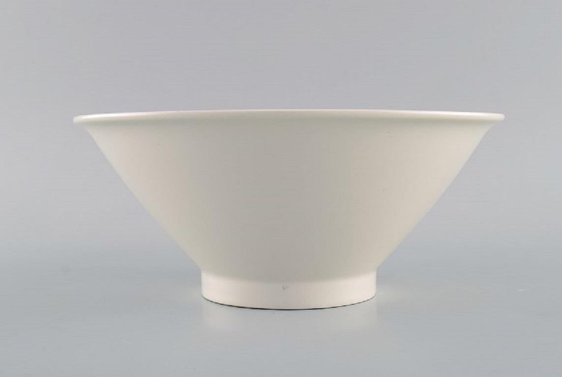 Inkeri Leivo (1944-2010) for Arabia. 
Harlequin bowl in cream-colored porcelain. 1970s.
Measures: 23 x 9.5 cm.
In excellent condition.
Stamped.