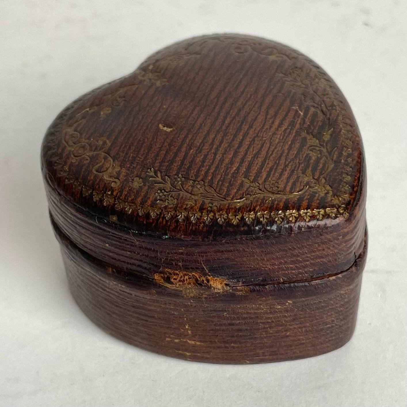 Inkstand in leather in the shape of a heart for love letters. Late 19th Century In Good Condition For Sale In Knivsta, SE