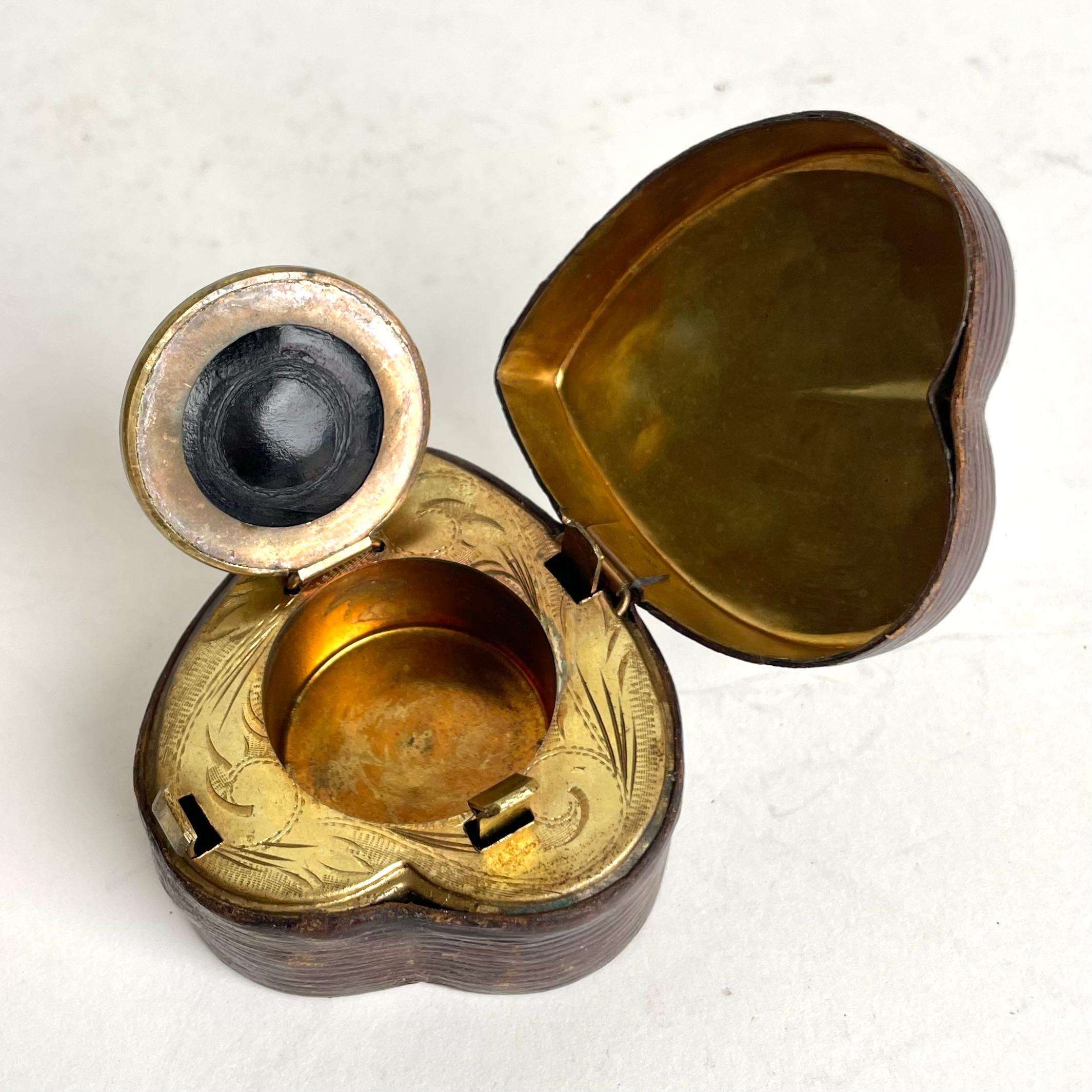 Inkstand in leather in the shape of a heart for love letters. Late 19th Century For Sale 2