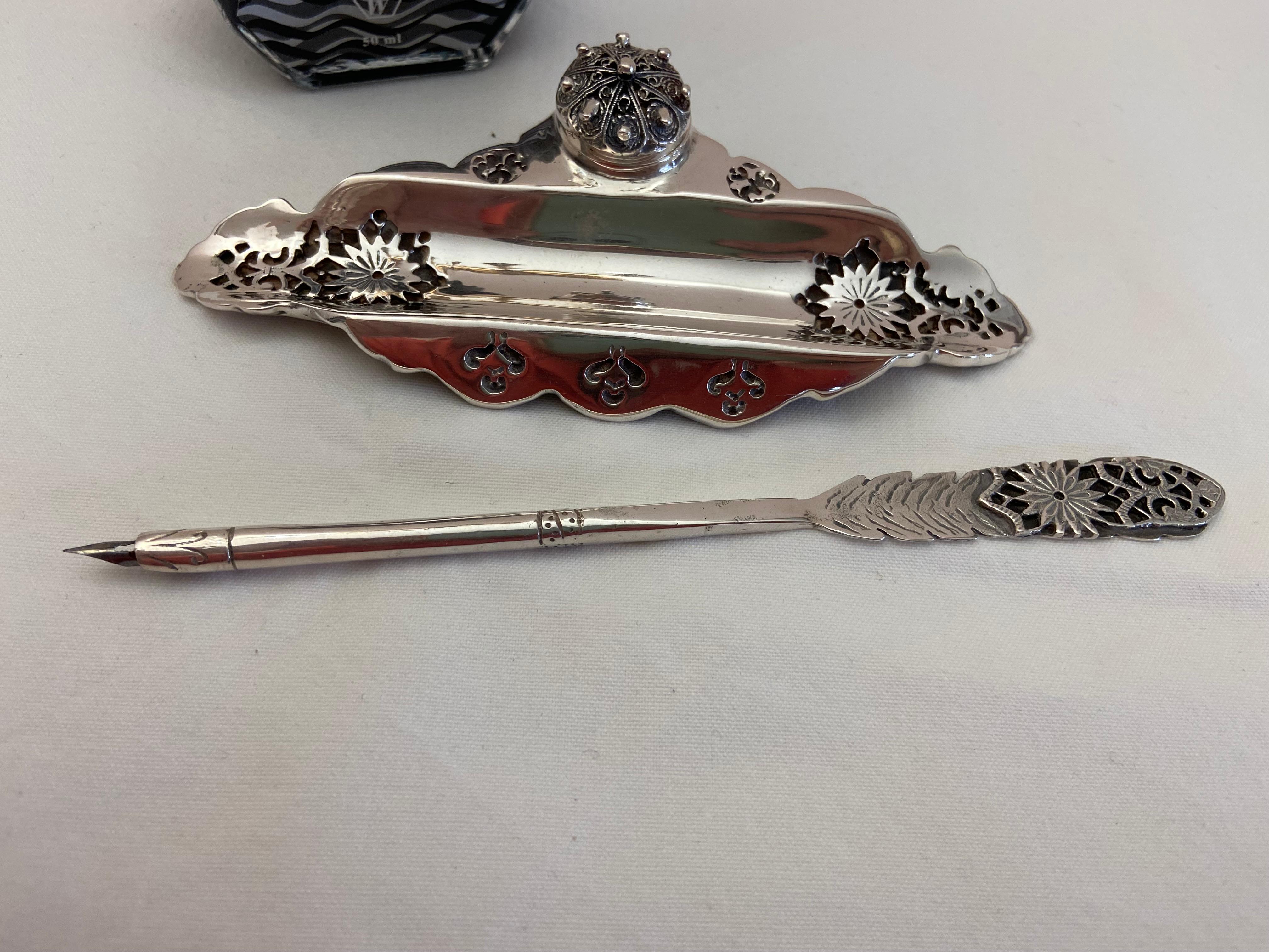 Inkwell and Fountain Pen, 800 Silver.
Elegant Set, in 800 silver, total weight 225 grams (195 gr inkwell and 30 pen).
The pen measures 16 cm, the inkwell 14 cm .