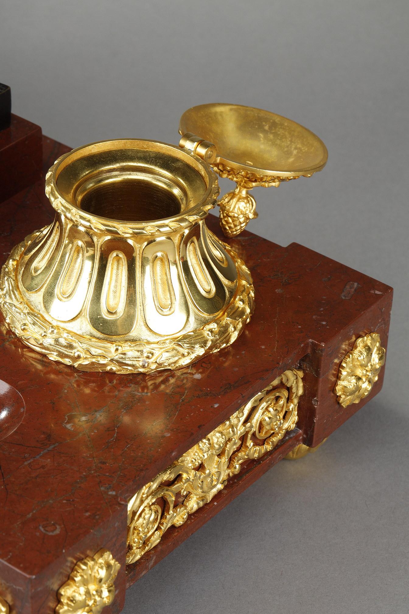 Encrier décoré d'un bronze Per Laborem, signé E. Picault 11