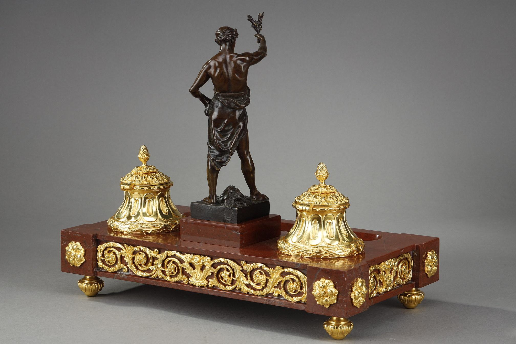 Doré Encrier décoré d'un bronze Per Laborem, signé E. Picault