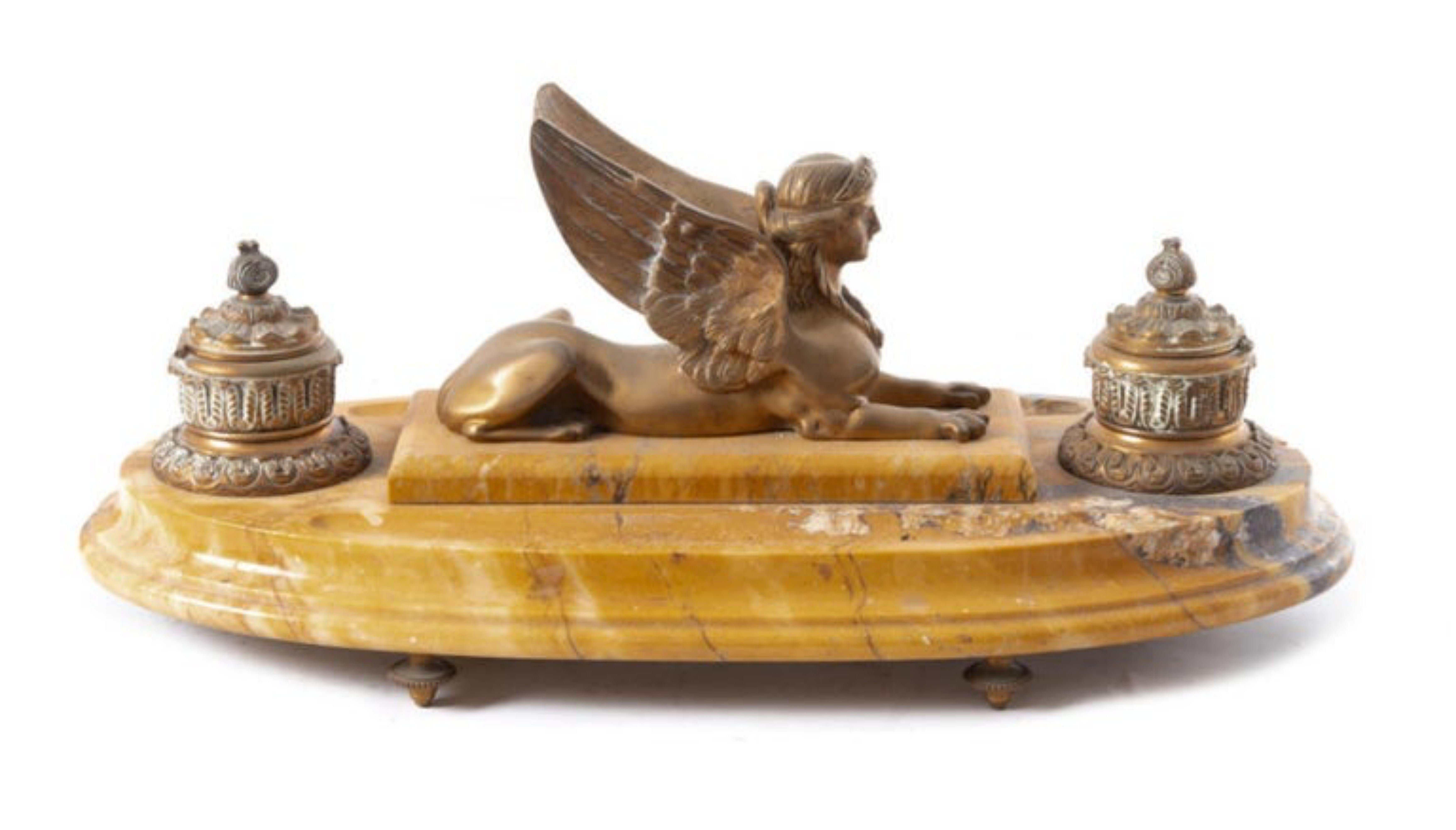 Tintero
FABRICACIÓN FRANCESA DE PRINCIPIOS DE 1900
Tintero estilo Imperio de mármol amarillo de Siena con tinteros y esfinge de bronce dorado.
48 x 23 cm Altura 20.