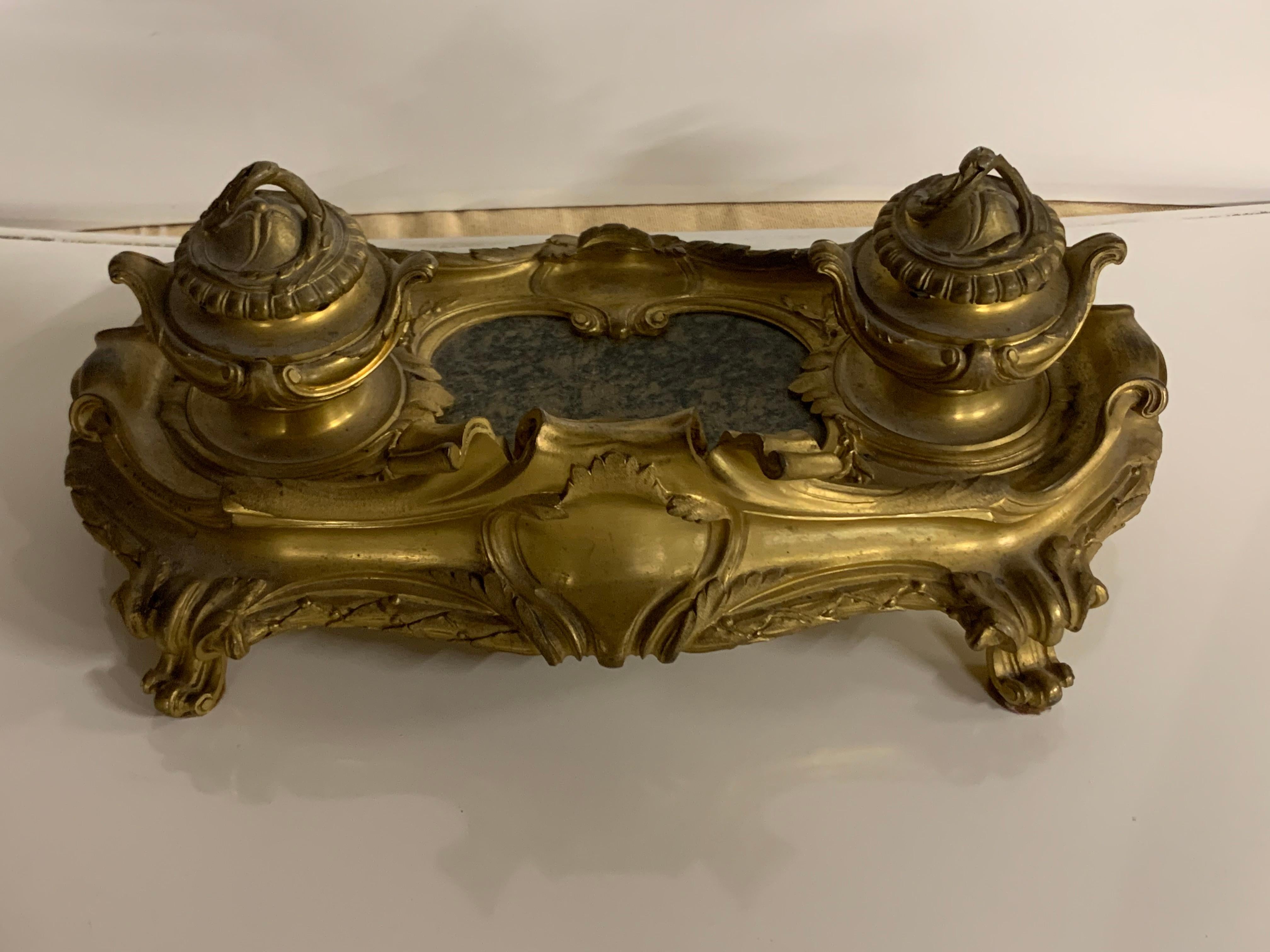 Louis XV style bronze inkwell ,in the middle you have a  marble plaque in the shape of  a heart ,the bronze are finely executed,original condition
Extremly rare this inkwell have its original glass interior