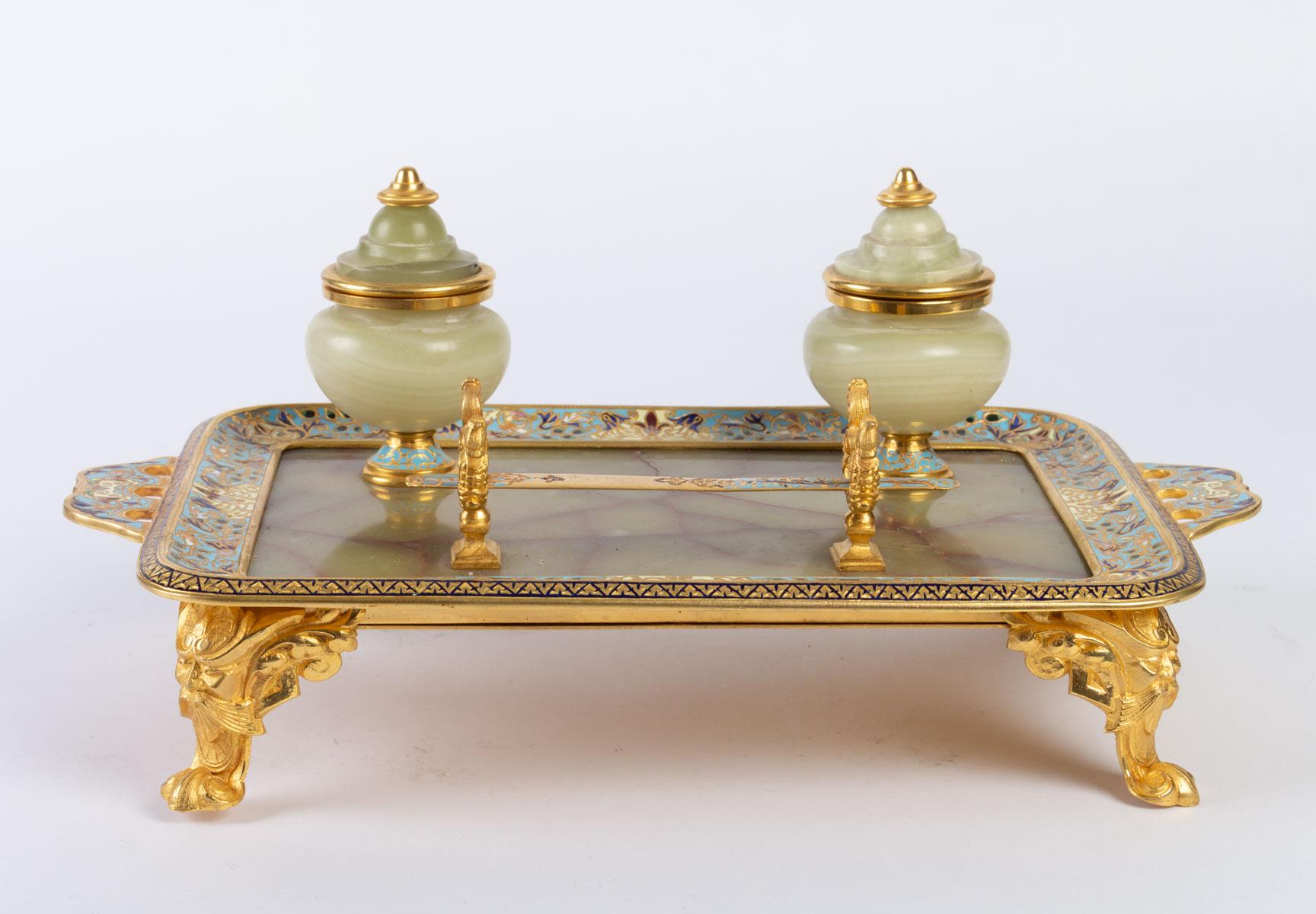 Inkwell in gilded and Cloisonné bronze and onyx, 19th century, Napoleone III period.

Measures: H 17 cm, W 37 cm, D 22 cm.