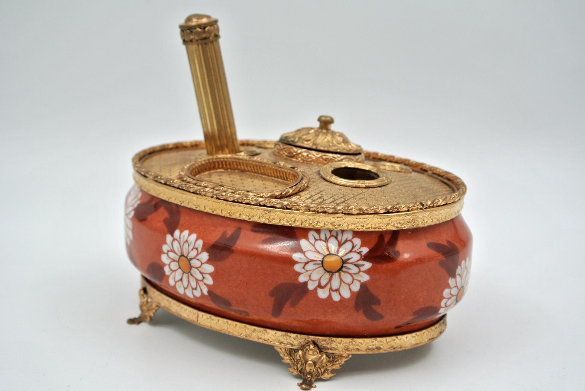 Inkwell in gilded brass and hand painted Limoges porcelain, 19th century, Napoleon III period.
Measures: H 9 cm, W 16 cm, D 11 cm.
