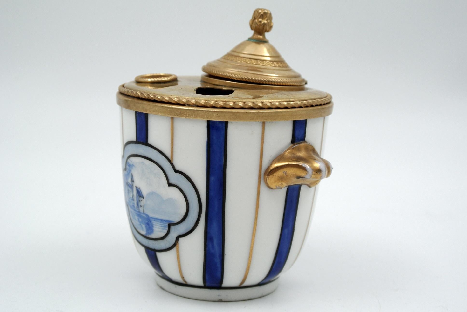 Inkwell in gilded brass and porcelain, 19th century, Napoleon III period.
Measures: H 10 cm, D 8 cm.