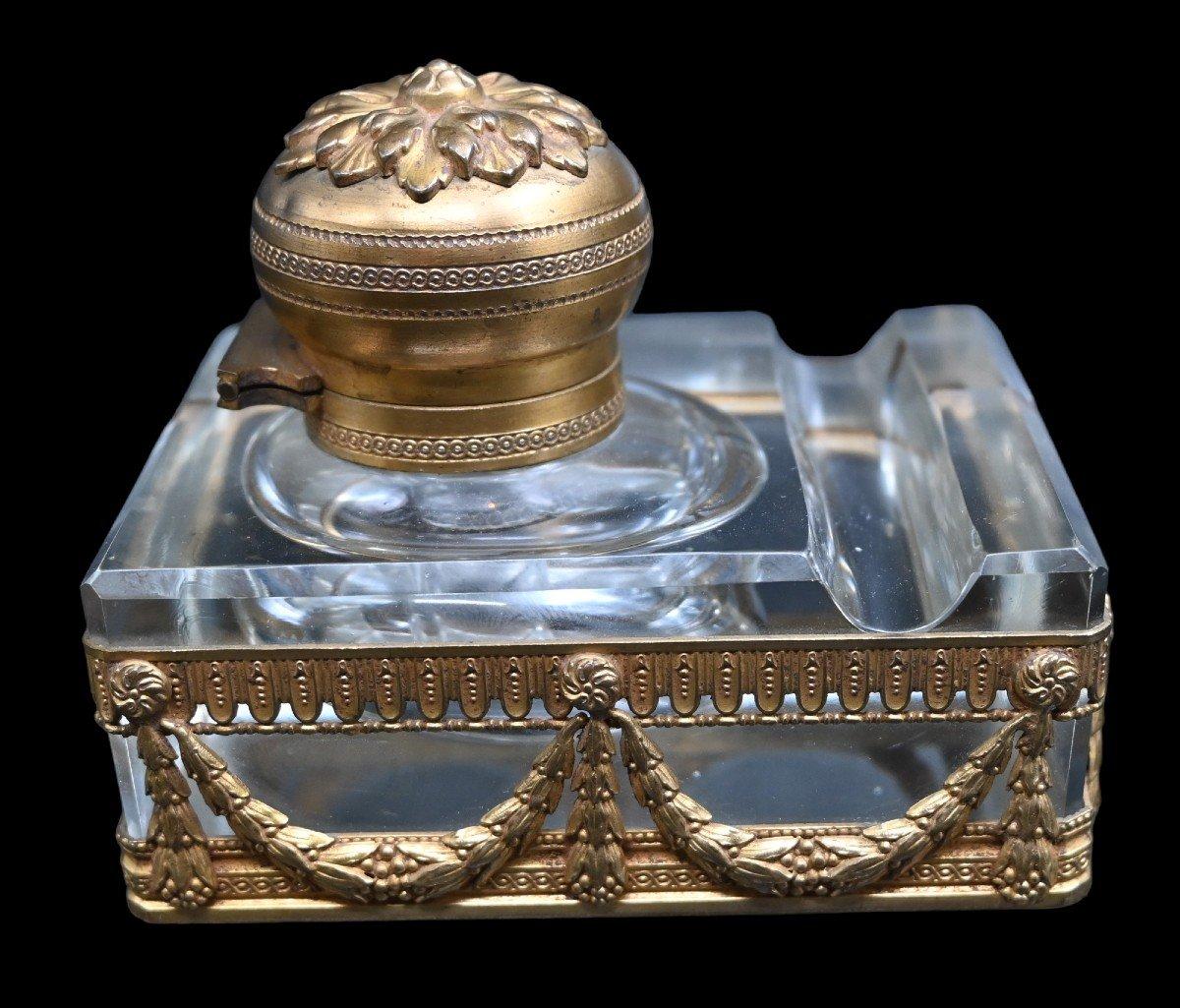 Calamaio in bronzo dorato e cristallo della seconda metà del XIX secolo
Doratura originale
in perfette condizioni
XIX secolo, Napoleone III
8,2 x 10,6 cm, altezza totale 8,2 cm