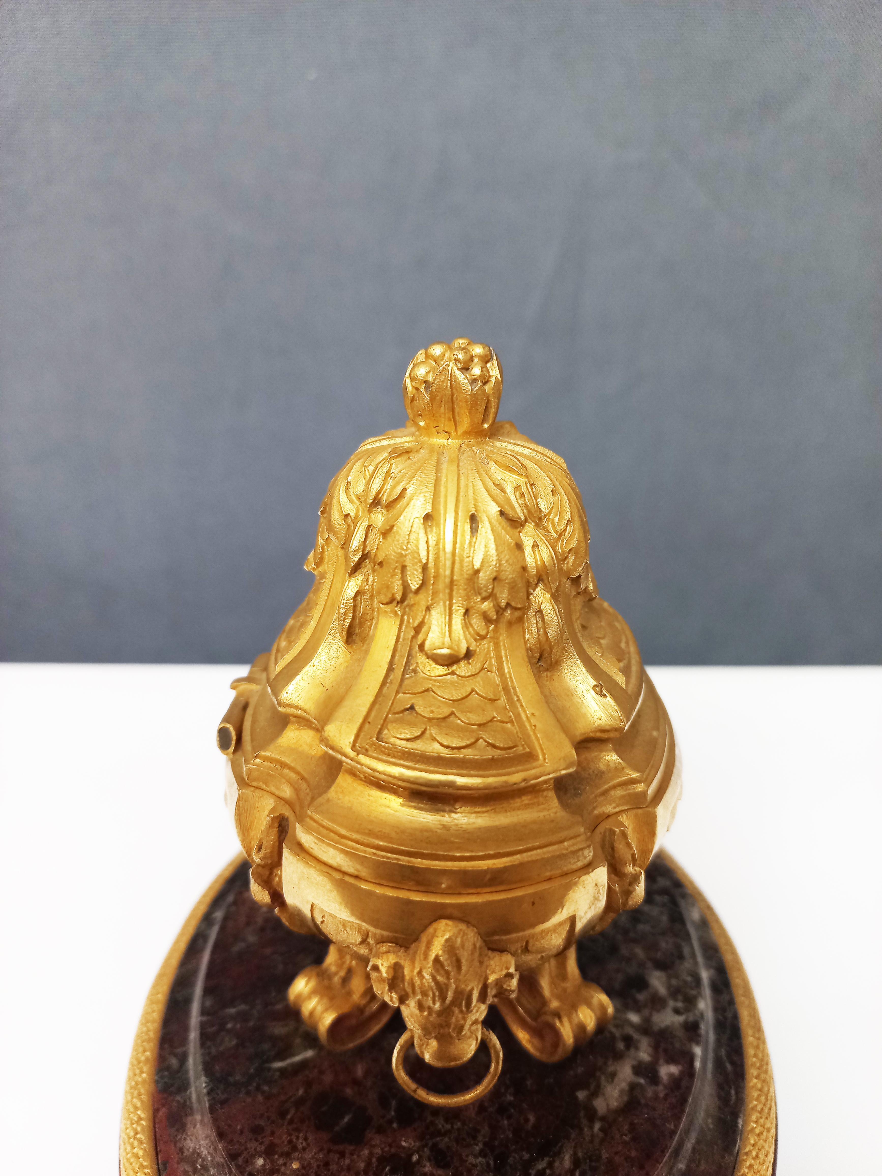 Richly chiseled and gilded bronze inkwell.
Basin with lion's mouth, arched feet with scrolls and acanthus leaves, resting on an oval marble base rimmed with bronze.
19th century period.
Very good state.