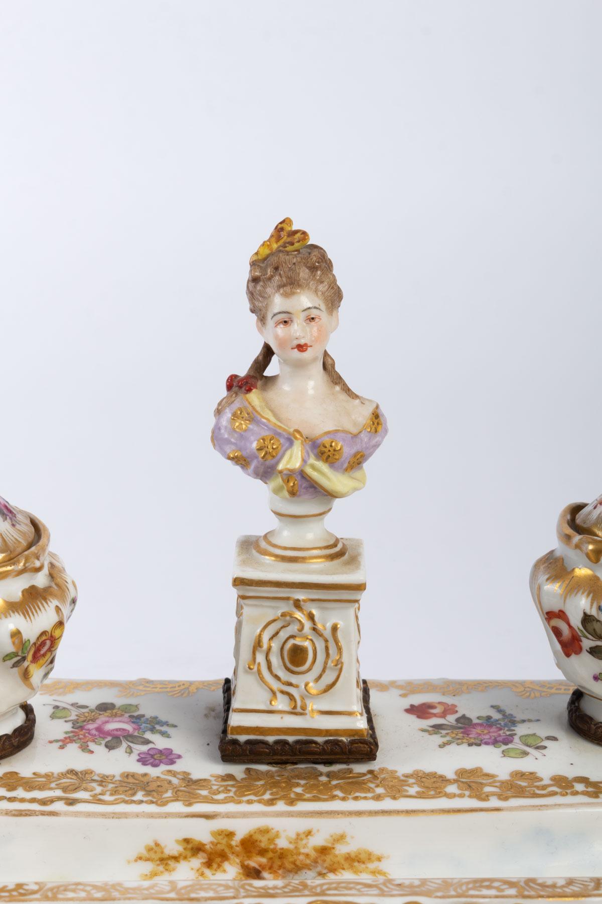 Inkwell in Meissen porcelain, 19th century, Napoleon III period.

Measures: H 19 cm, W 36 cm, D 16 cm.
