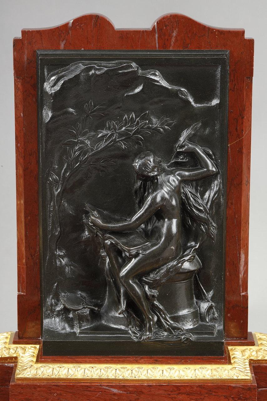 Calamaio in marmo rosso Griotte e bronzo dorato che rappresenta un'allegoria della scrittura di Henri Chapu (1833-1891). Questo antico calamaio del XIX secolo è composto da un portapenne scavato nel marmo e da due tazze con i loro coperchi in bronzo