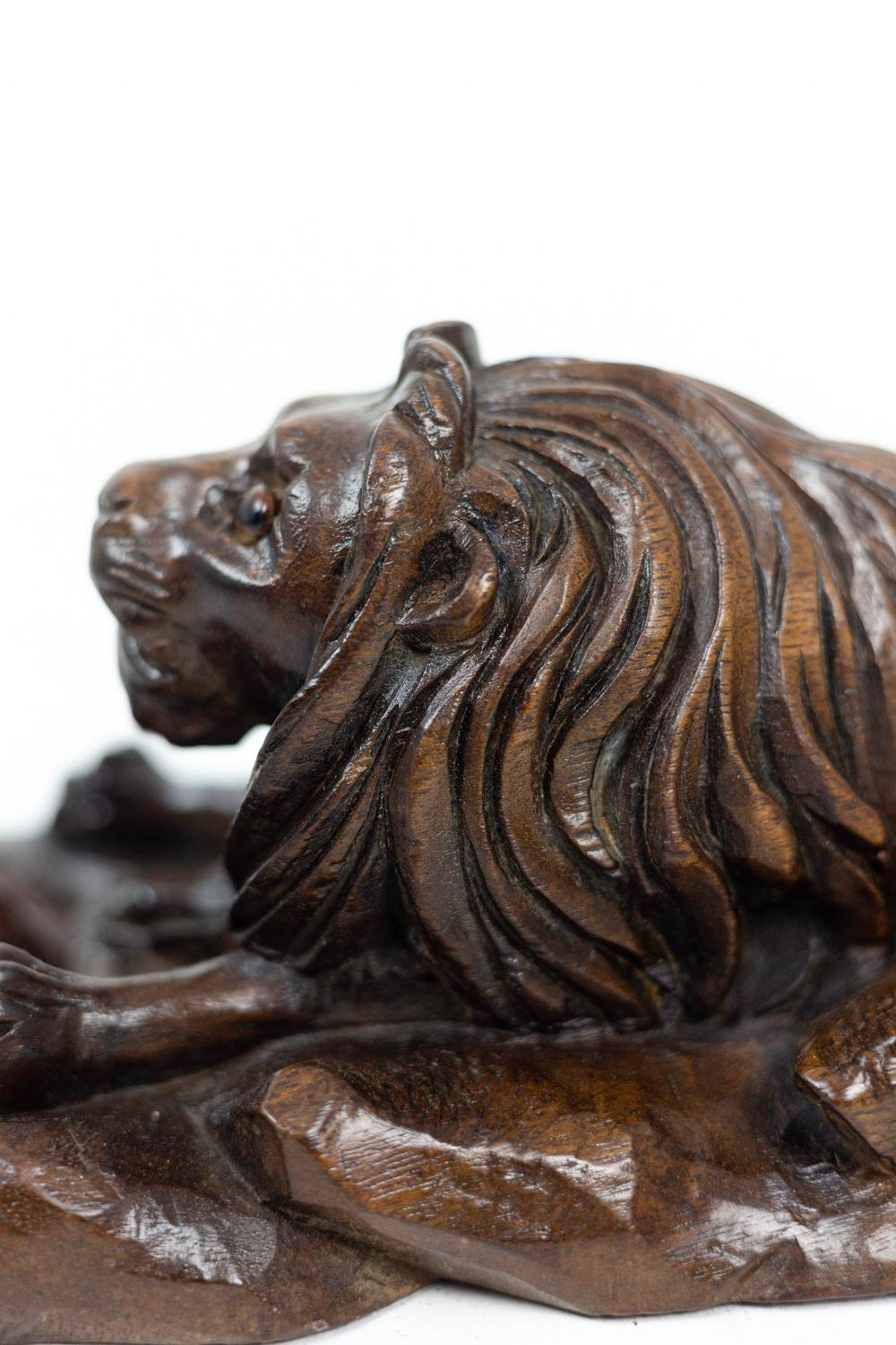 Late 19th Century Inkwell in Walnut Figuring a Lion, circa 1880