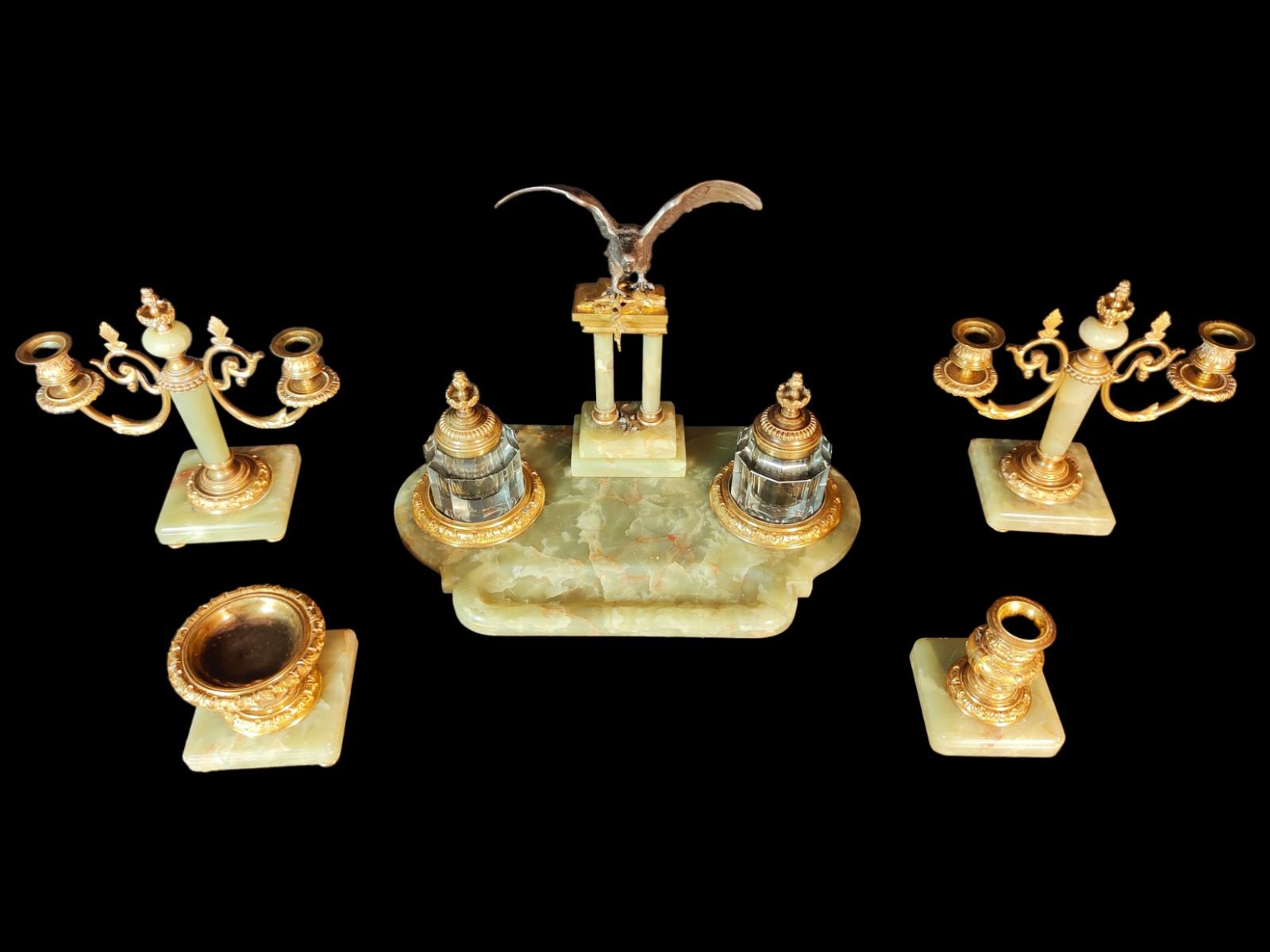 Inkwell Onyx France-russia XIXth.
Onyx inkwell France-Russia XIXth. Elegant inkwell in onyx and gilded bronze and silvered. The bronzes are of high quality and well chiseled by hand. All the parts are in perfect condition. Measurements: 47 x 35 x