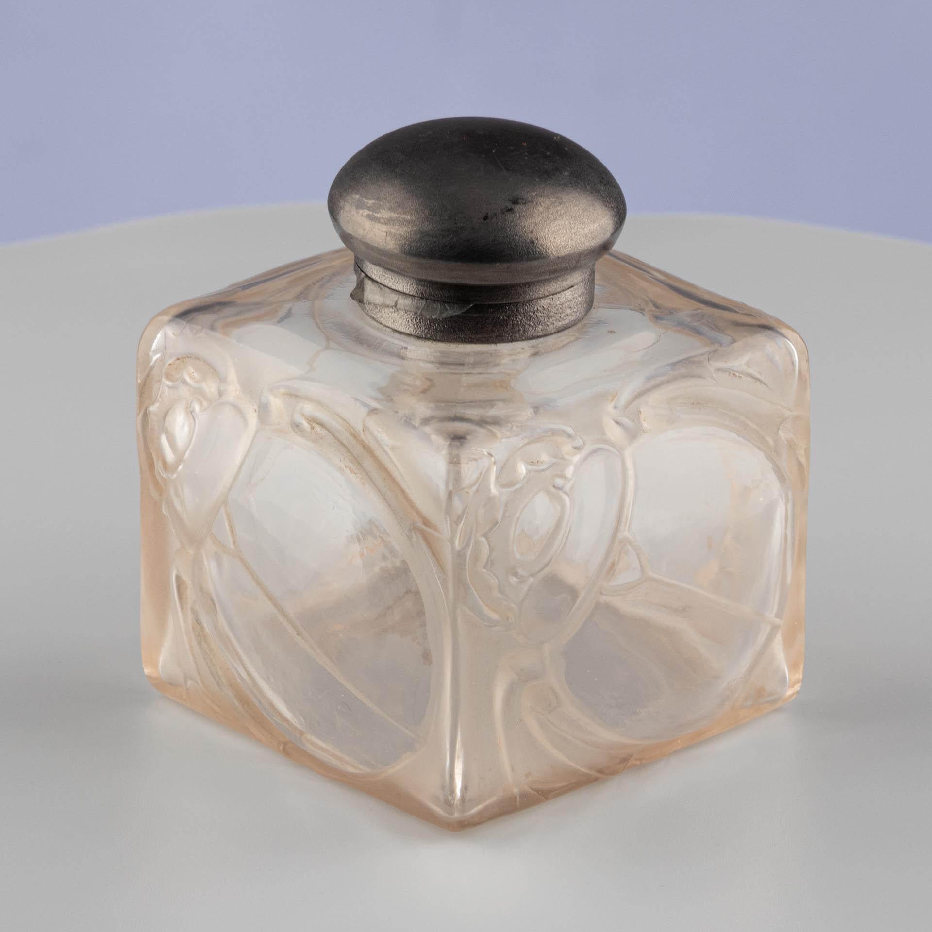 Tintero con relieve de escarabajo, Francia, Art Nouveau, Principios del siglo XX Vidrio en venta
