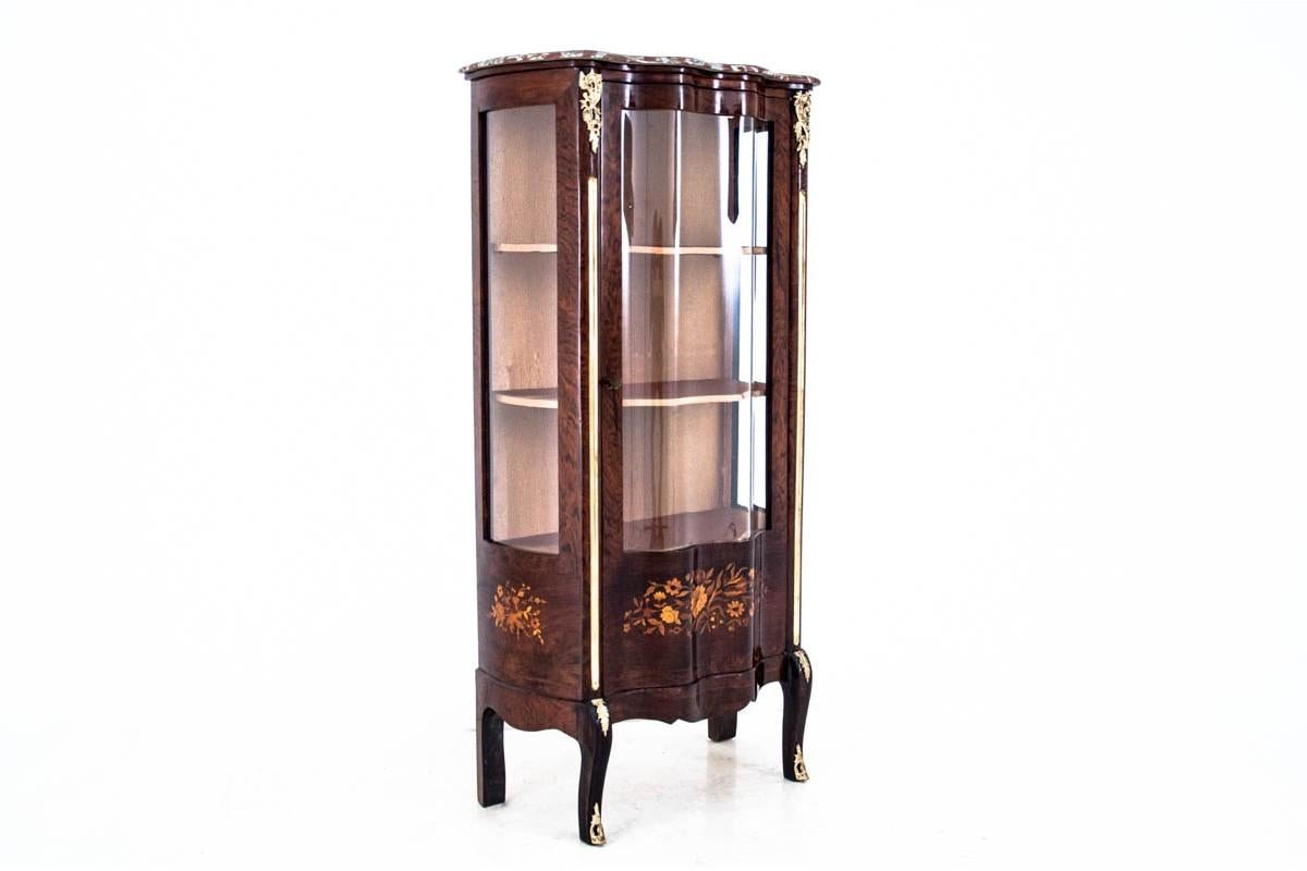 A historic vitrine from the end of the 19th century. Furniture in very good condition, after professional renovation, polished to high gloss.

Dimensions: Height 159 cm, width 80 cm, depth 42 cm.
