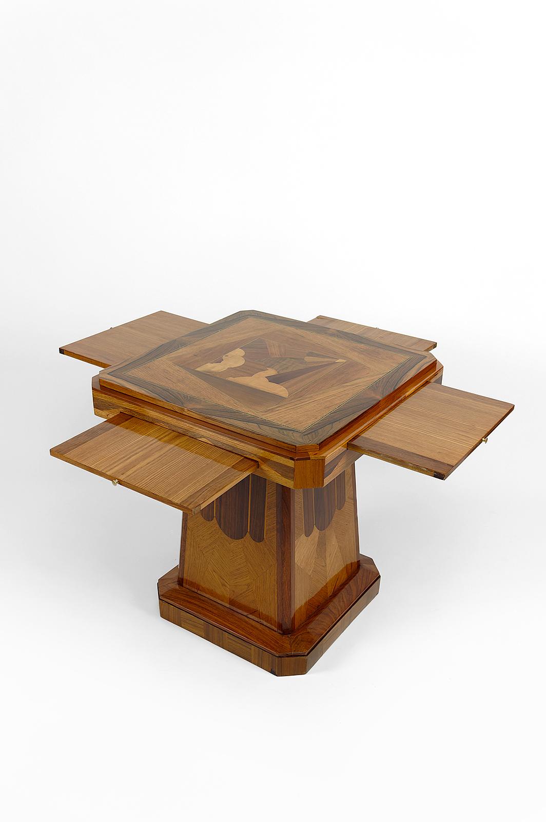Superb pedestal / game / side table in inlaid wood with geometric patterns.

The tray contains 4 removable shelves using a small brass handle.

Very good quality, beautiful marquetry.

Art Deco, France, circa 1925-1930.

In excellent