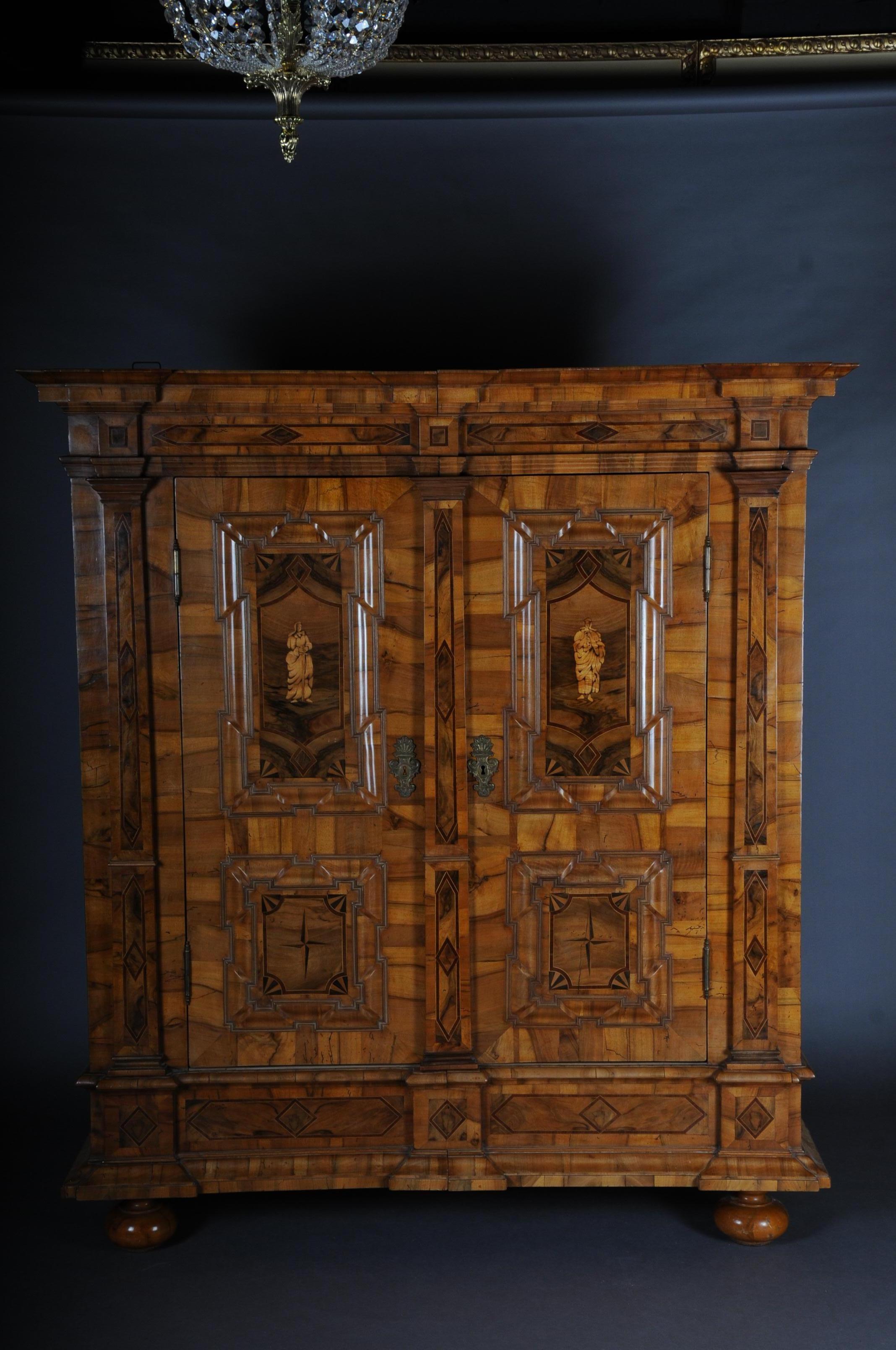 Highly interesting Baroque cupboard. Walnut on softwood. Straight frame base on printed ball feet. 2-door body. Original lock and wrought iron fittings.


(O-250).