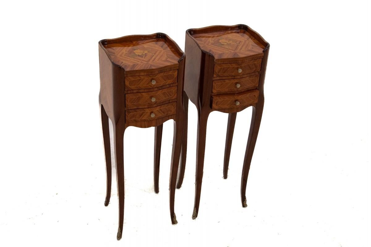 Inlaid bedside tables, Louis XV style, France. Fine and elegant bedside tables with an inlaid floral motif and metal ornaments, typical elements of the Louis XV style (1730-1760). Wood: rosewood, walnut, finished with high-gloss polish.

Very good