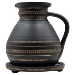 Jarra y soporte de basalto negro con incrustaciones, Wedgwood, hacia 1860