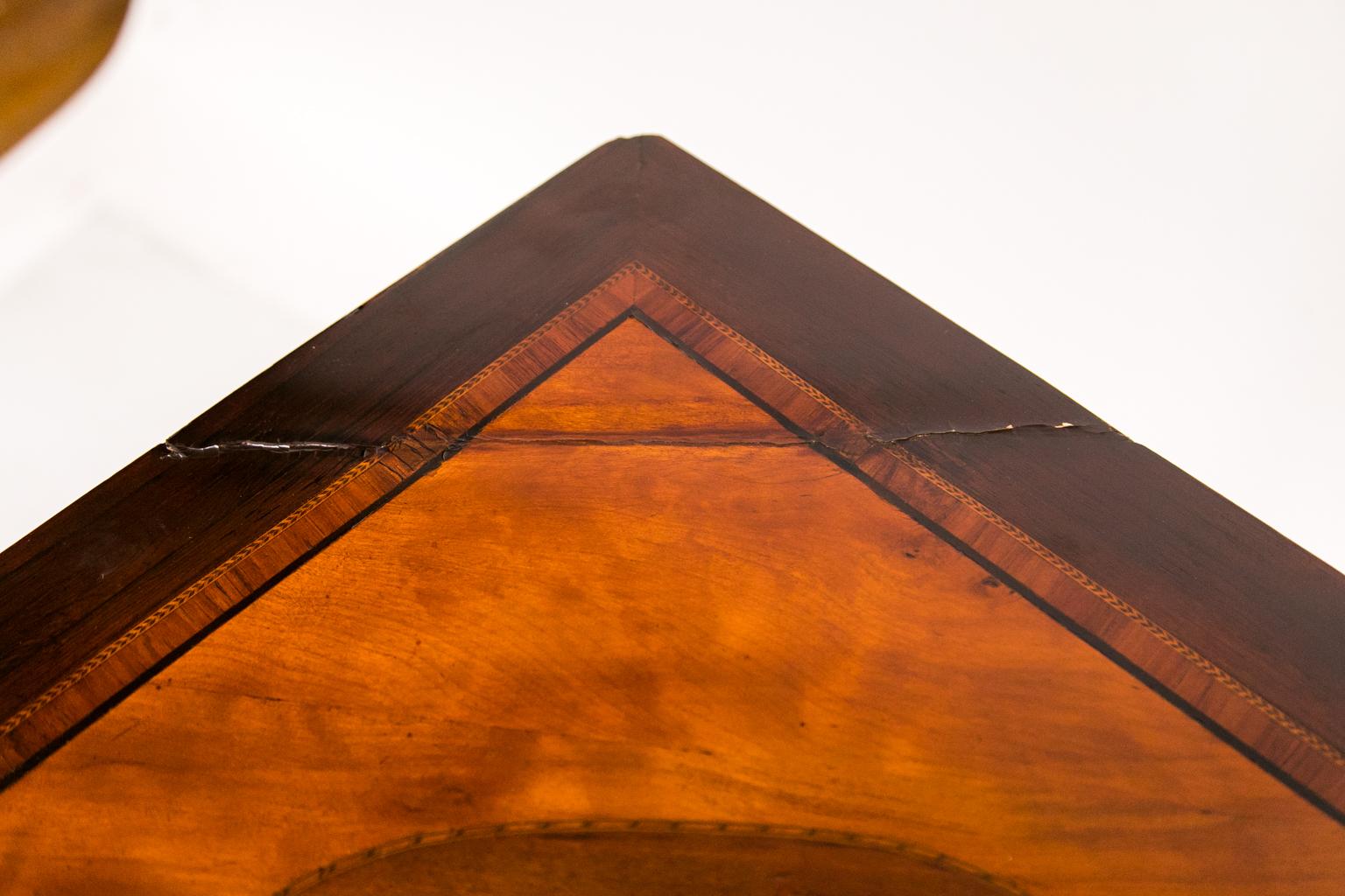 Armoire d'angle avec façade en arc incrustée en vente 2