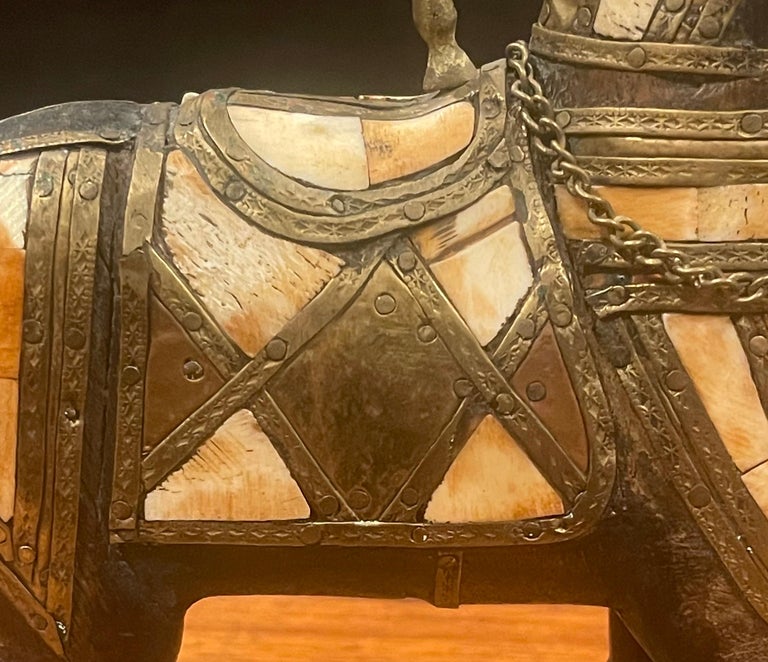 Cheval de guerre vintage en bois sculpté avec détails en cuivre et laiton, cheval fait main, décoration de maison de cheval, cheval en bois noir marron foncé, déco en laiton