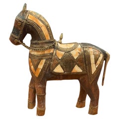Scultura di cavallo in legno intarsiato in ottone e corno