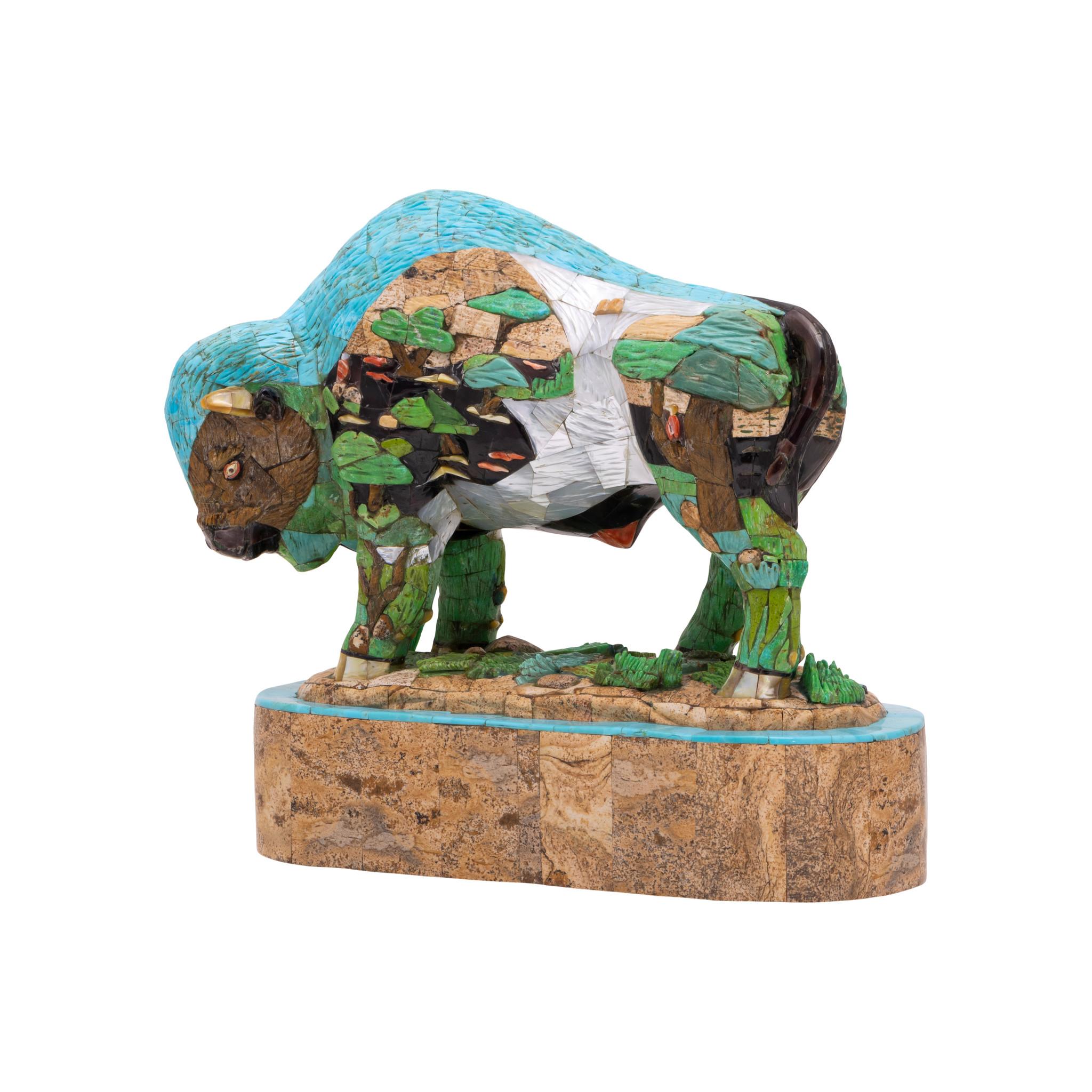 Exquise sculpture de buffle incrustée sur une base en pierre, réalisée avec de nombreuses pierres différentes. Les deux faces représentent des scènes de forêts et de plaines avec des couleurs et des détails exceptionnels. En très bon état, elle peut