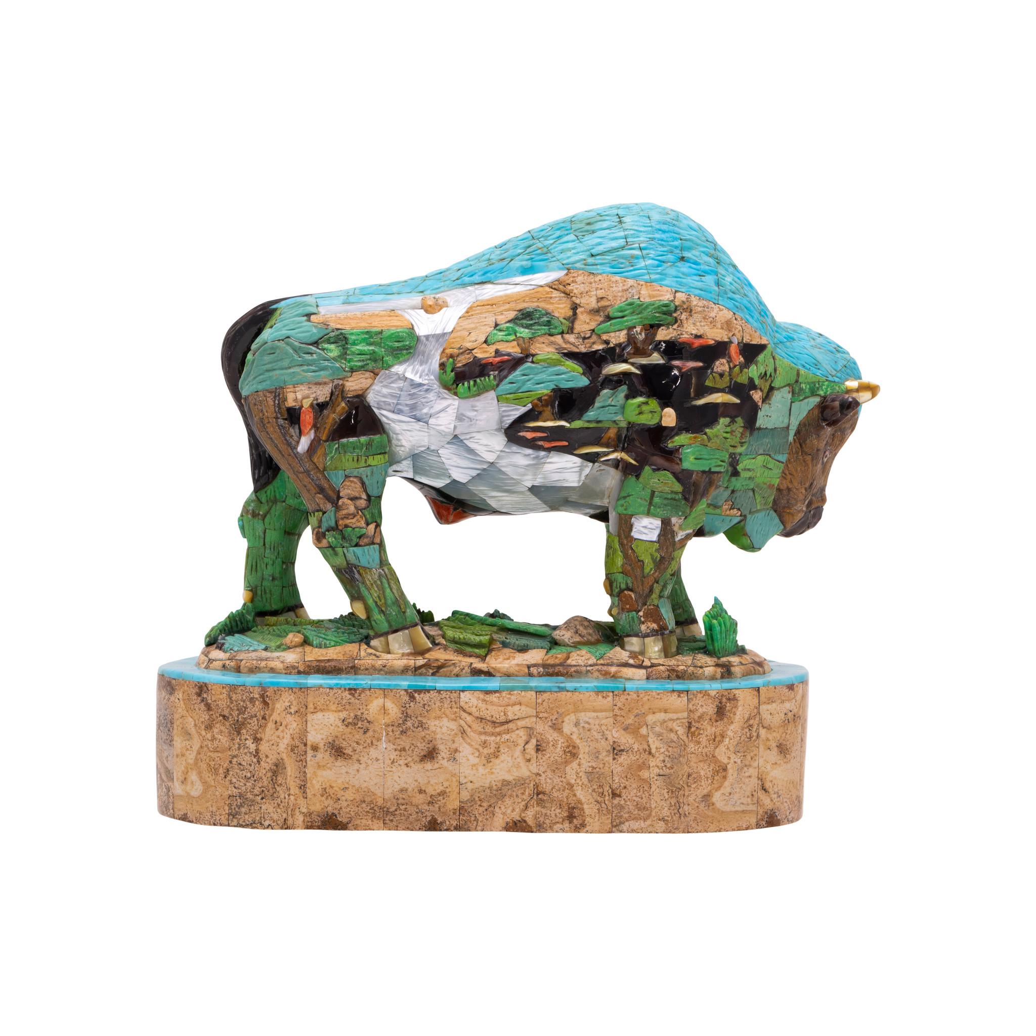 Taille vieille mine Sculpture de buffle incrustée en vente