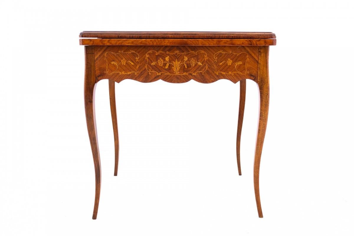 Inlaid card table, France, ca. 1860.

Very good condition.

wood: walnut

dimensions: height 76 cm width 74 cm depth 52/104 cm