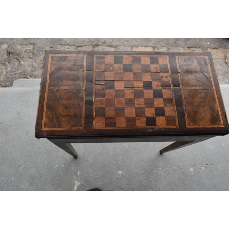 Inlaid chess table from the early 19th century to restore, height dimension 75 cm for a width of 72 cm and a depth of 36.5 cm closed (double open)

Additional information:
Material: Fruit wood.
